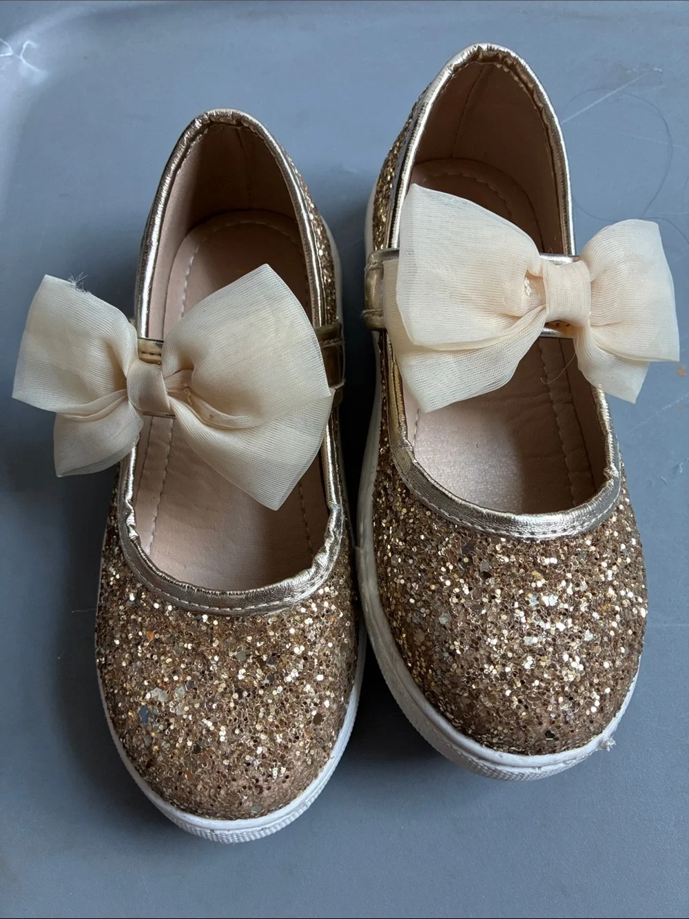 6️⃣ Girls' Glitter Bow Mary Jane Dress Shoes in Gold